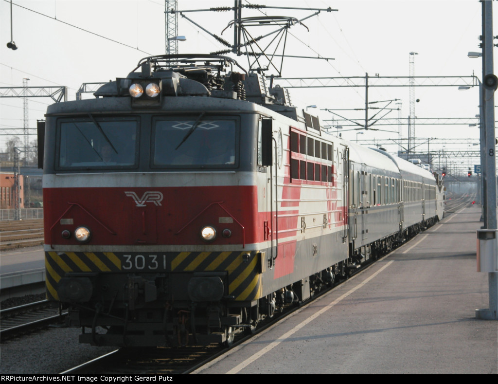 w/b arriving led by VR Sr1 #3031